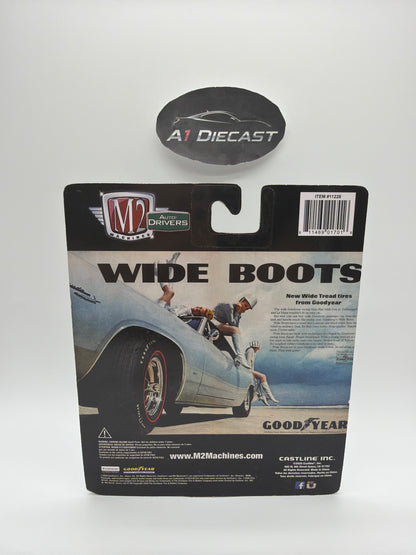 M2 Machines 1969 Plymouth Road Runner 440 6-Pack