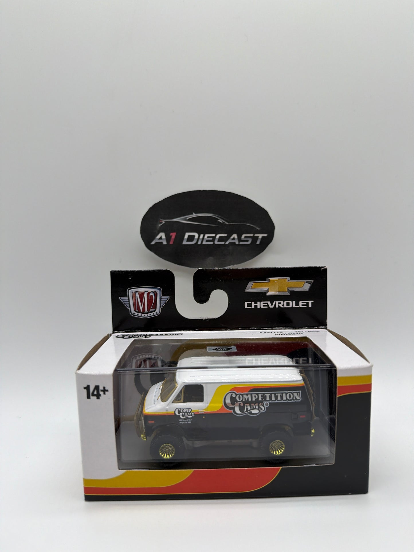 M2 Machines 1971 Chevrolet Van G10 Chase
