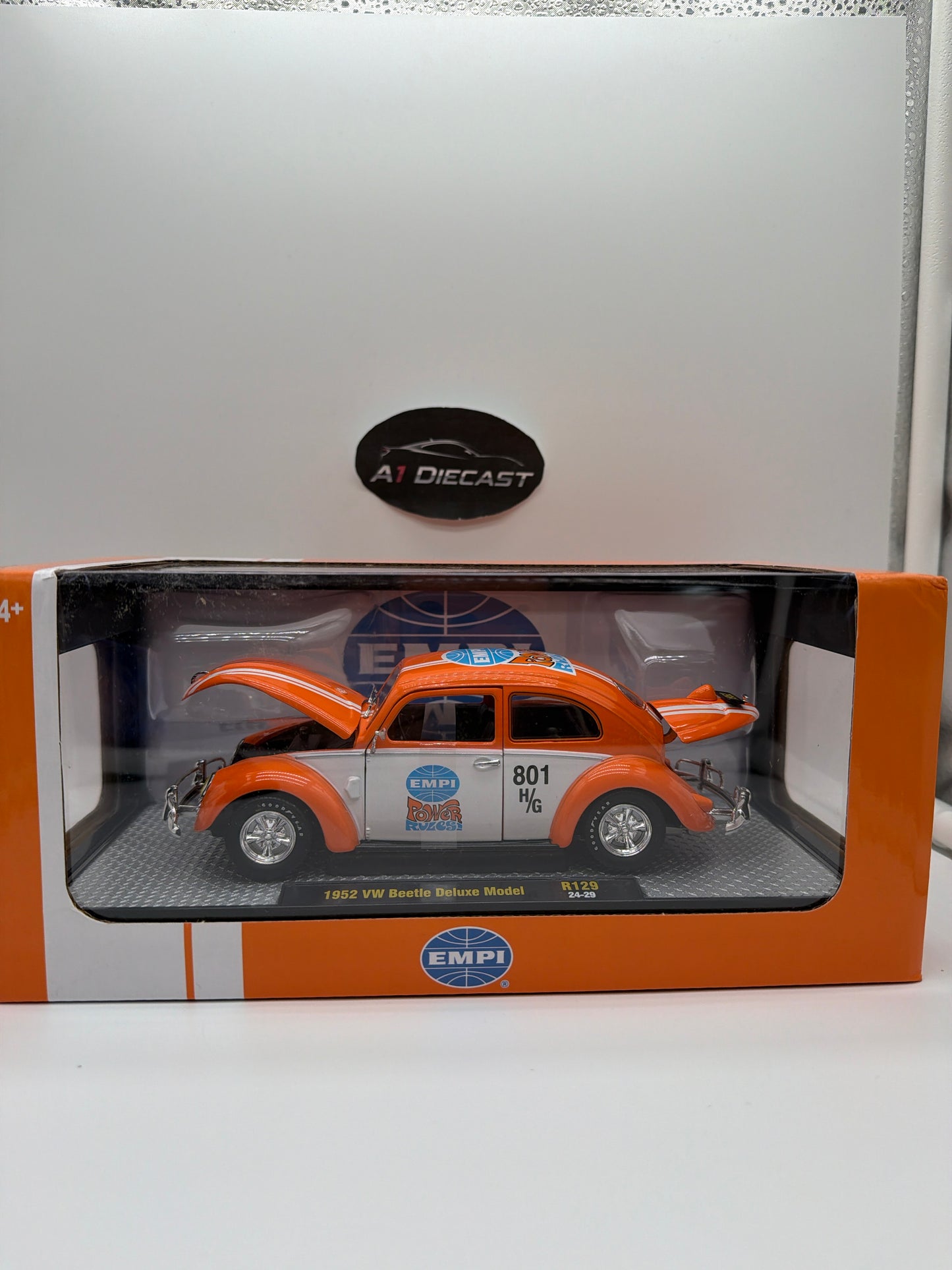 M2 Machines 1/24 1952 VW Beetle Deluxe Model