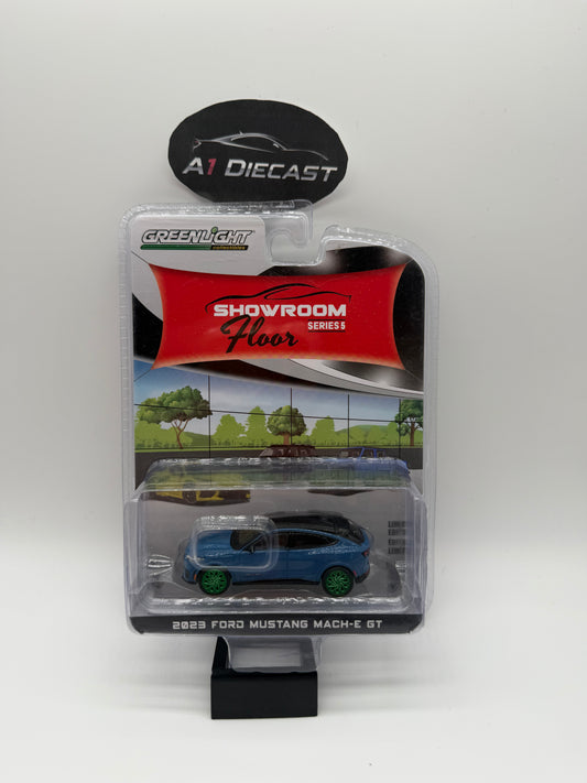 Greenlight Showroom Floor Series 5 2023 Ford Mustang Mach-E GT Chase