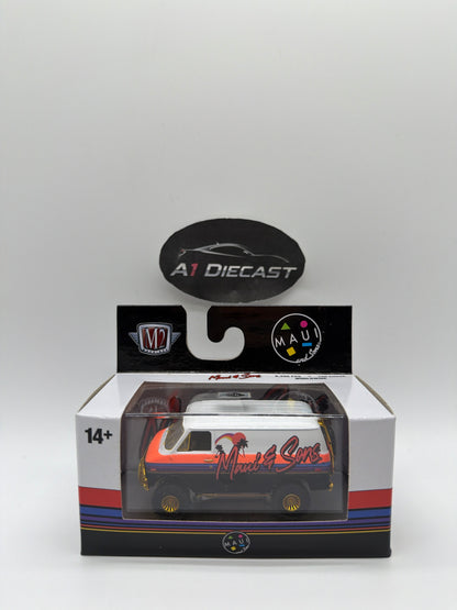 M2 Machines 1971 Chevrolet Van G10 Chase