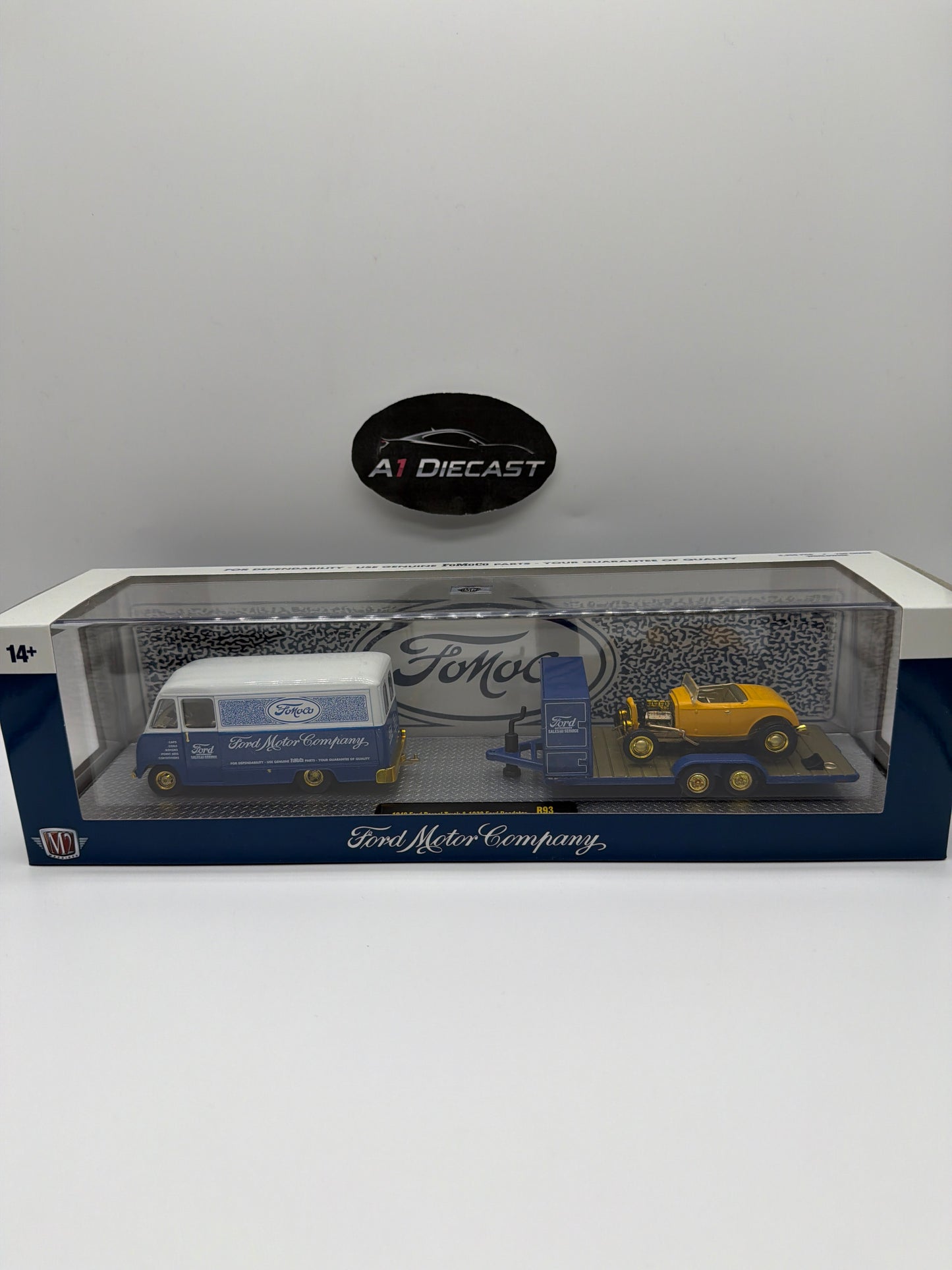 M2 Machines Transport 1948 Ford Parcel Truck & 1932 Ford Roadster Chase