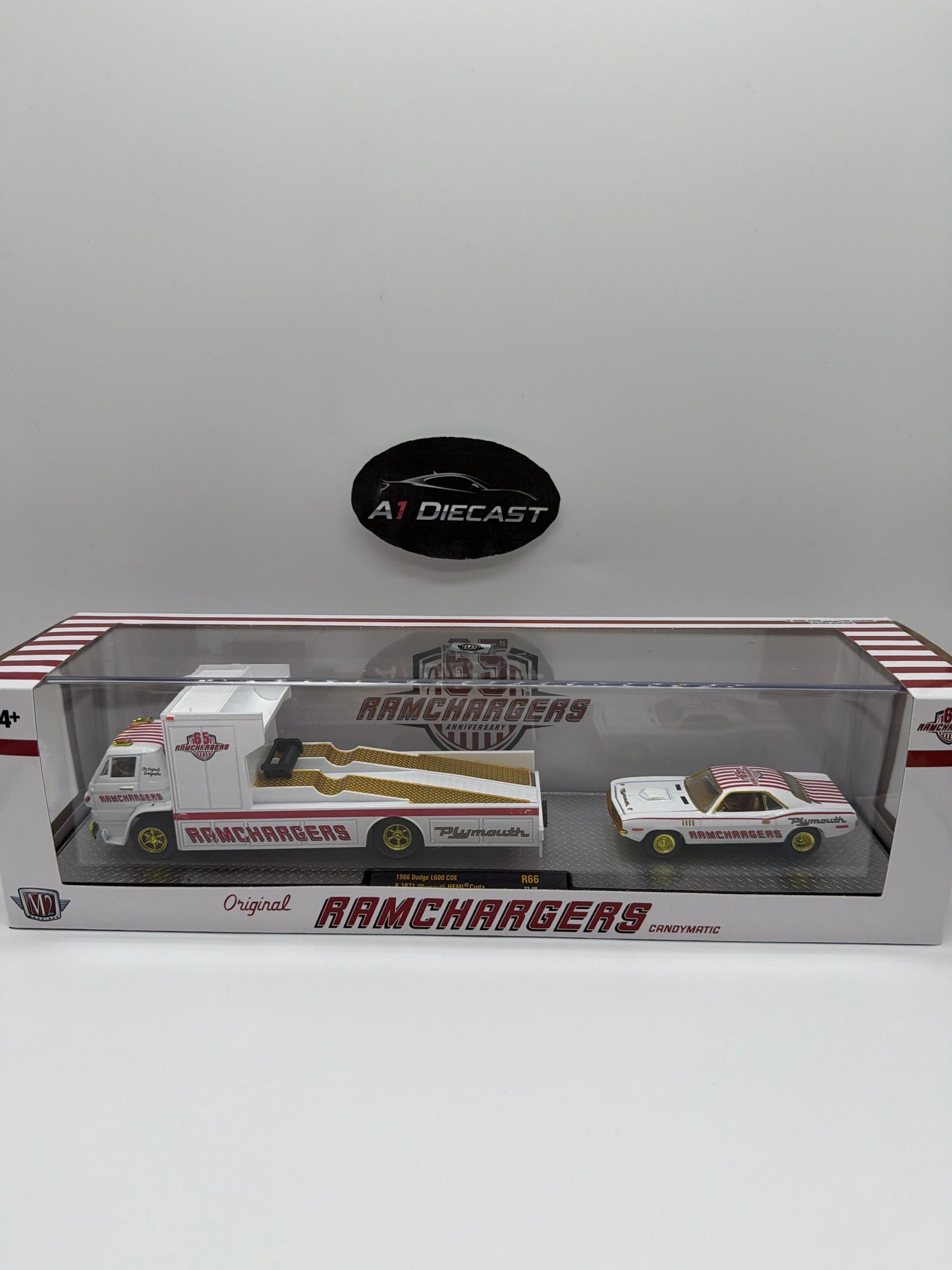 M2 Machines Transport 1966 Dodge L600 COE & 1971 Plymouth Hemi Cuda Chase